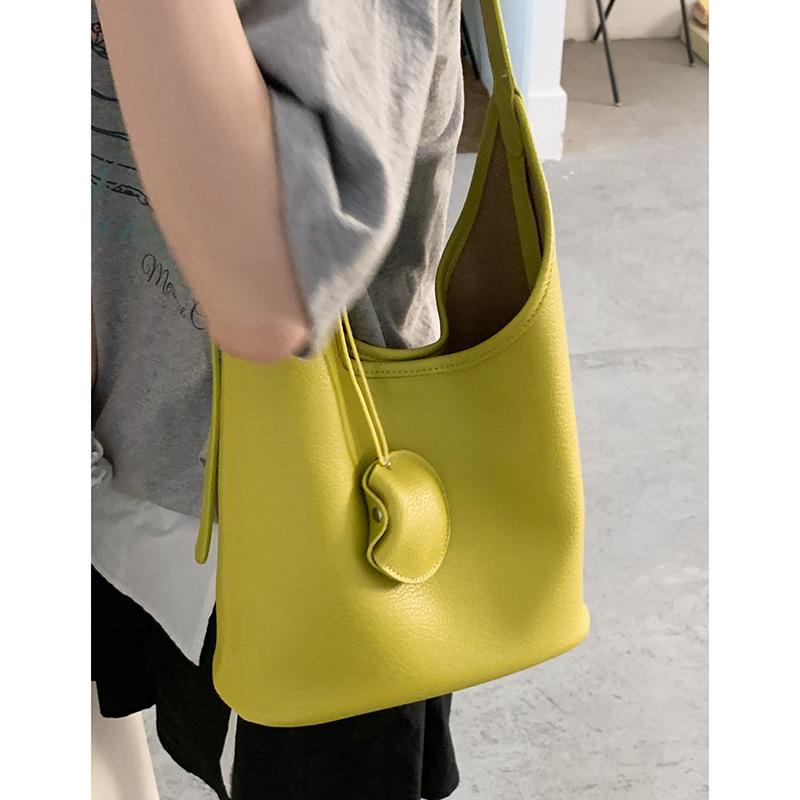 Korean Version of Casual Large-capacity Women's Armpit Bag Women's 2025 New Simple Bucket Bag Solid Color Soft Shoulder Bag