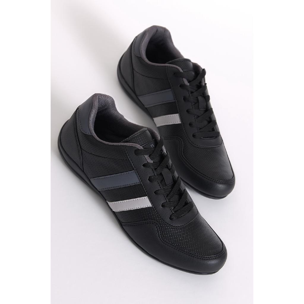 Мужская спортивная обувь на шнуровке черного цвета по бокам