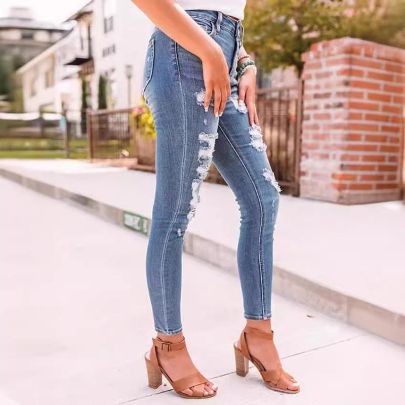 Узкие джинсы с высокой талией и рваными краями