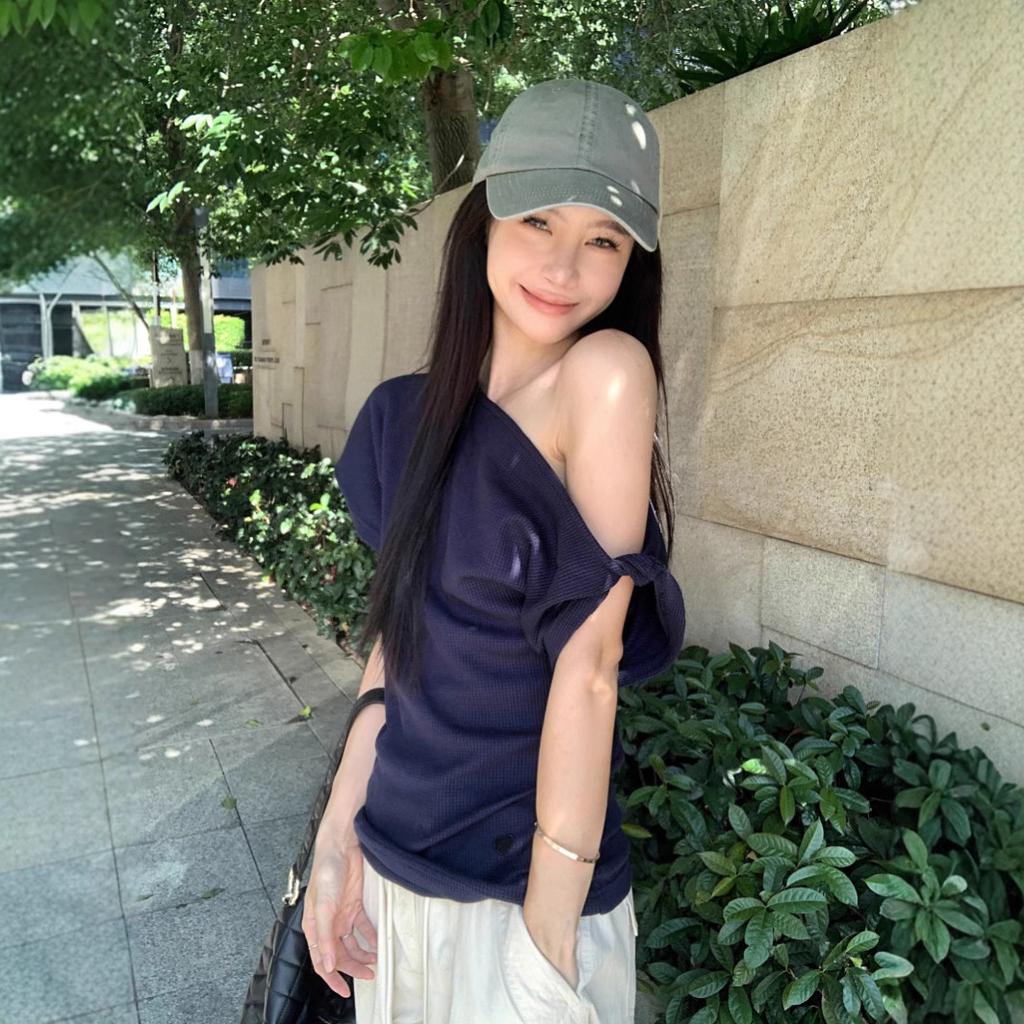 Вафельная футболка с открытыми плечами, с короткими рукавами, облегающая, женская, летняя, повседневная, с утонченным темпераментом, нерегулярный универсальный топ