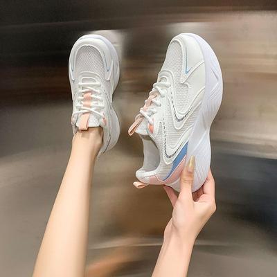 Женские кроссовки 2025 новая летняя мода легкие амортизирующие беговые кроссовки дышащая мягкая подошва белые