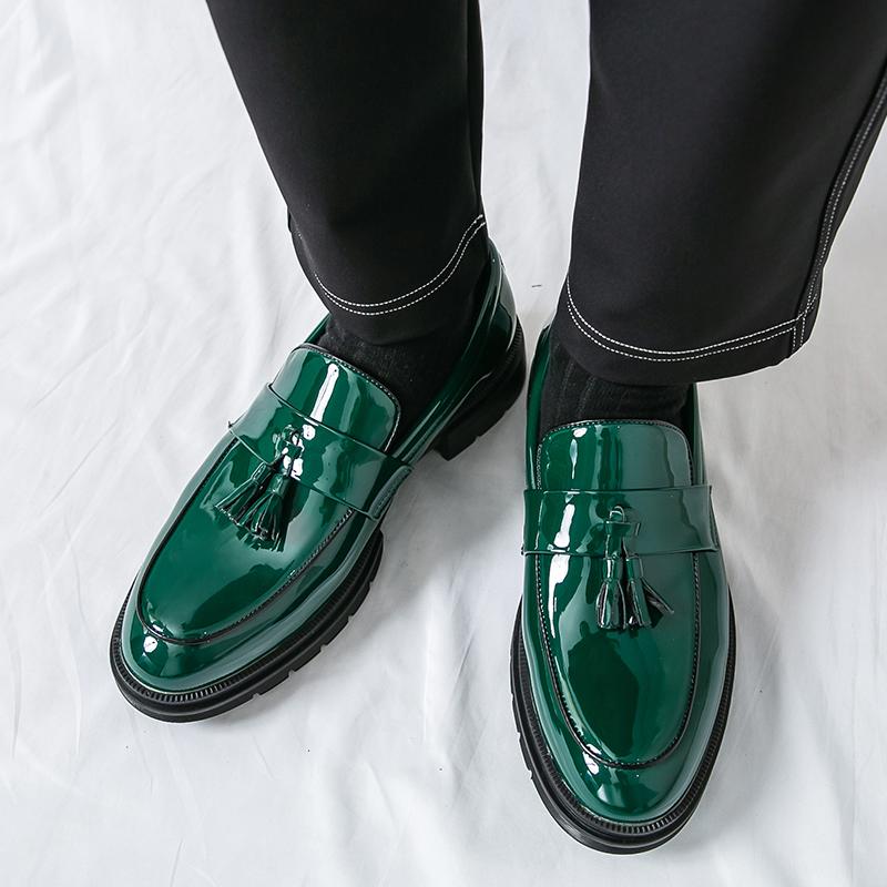 Модный дизайнер Мода Новые мужские лоферы с кисточками с острым носком Джентльменская обувь на толстой подошве из лакированной кожи Повседневная обувь Мужская формальная обувь