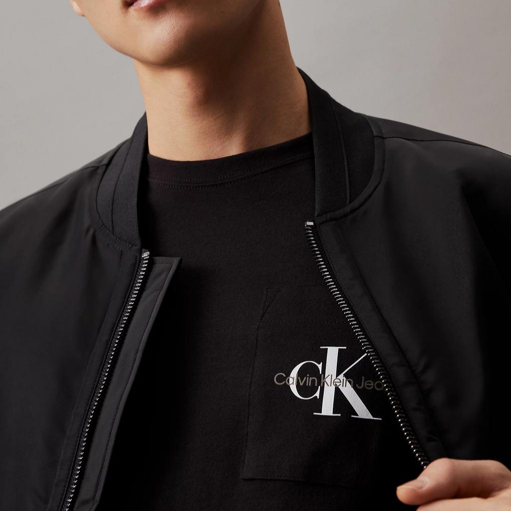 Calvin Klein Джинсы Слим Фит Однотонная Футболка с Круглым Вырезом и Коротким Рукавом С Буквенным Карманом Мужские Топы Черный J30J320936-BEH