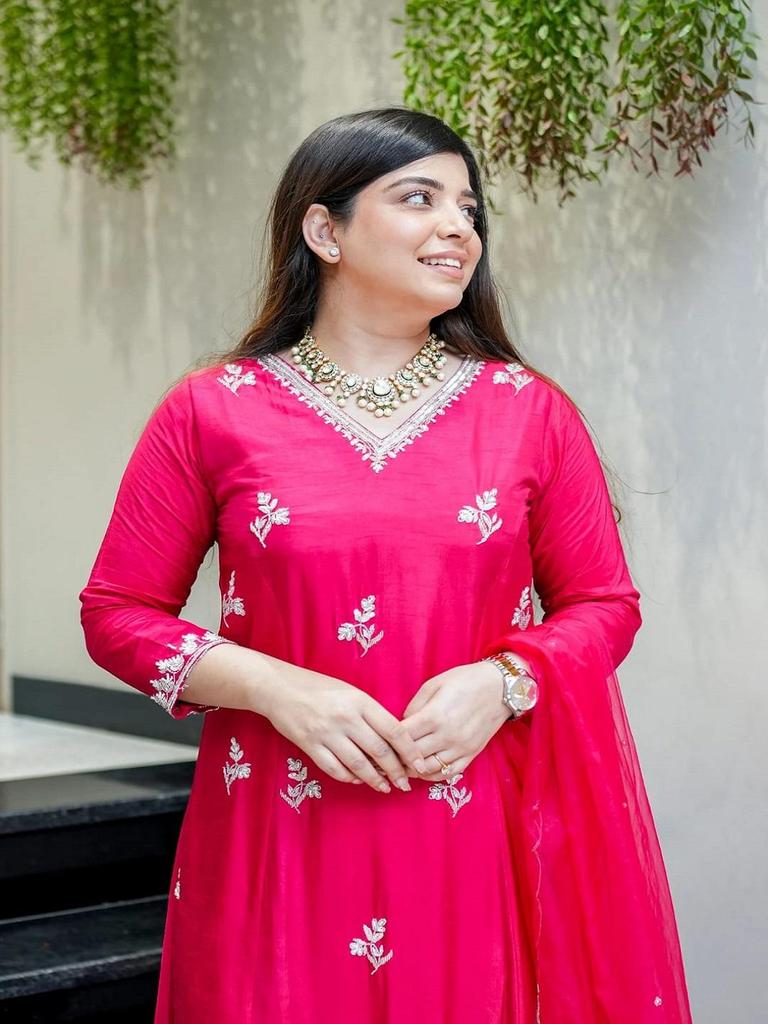 Women Pink Embroidered Kurta Set with Dupatta – Festive Ethnic Party Wear