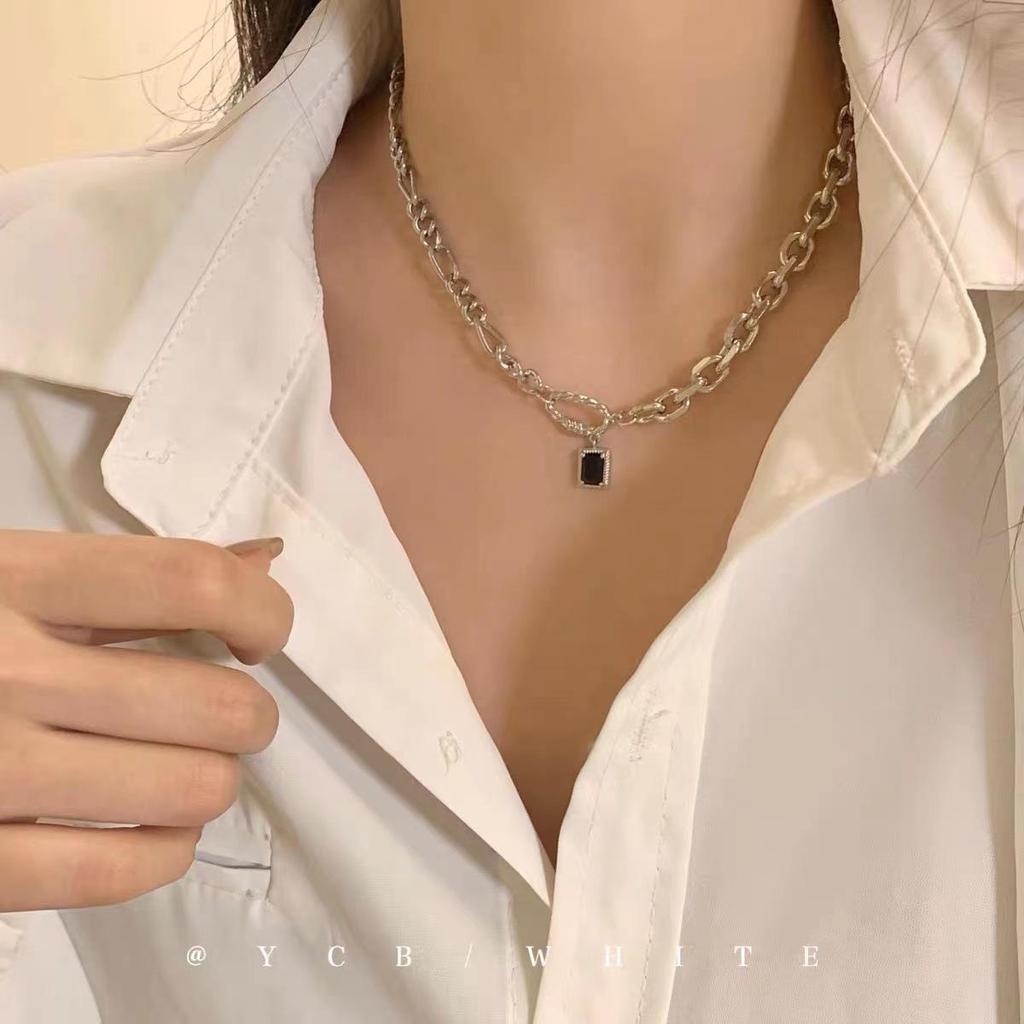 Chic Sweet & Cool Statement Necklace for Women: Trendy Clavicle & Sweater Chain Design for Autumn/Winter Fashion