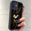 Черный золотой кейс с желобками в форме сердца для iPhone 14/15/16/17 Pro Max