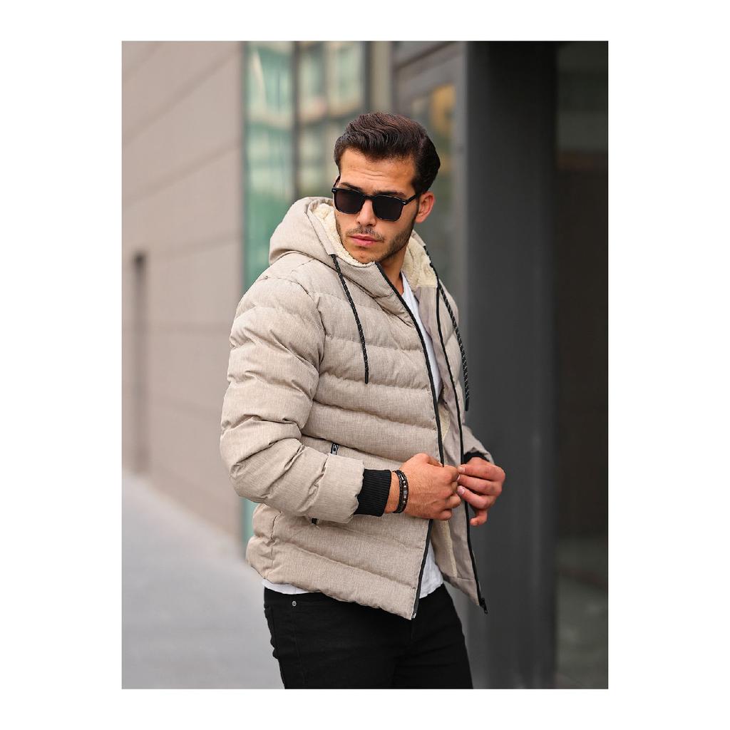 Мужской пуховик черного цвета с меховой отделкой внутри