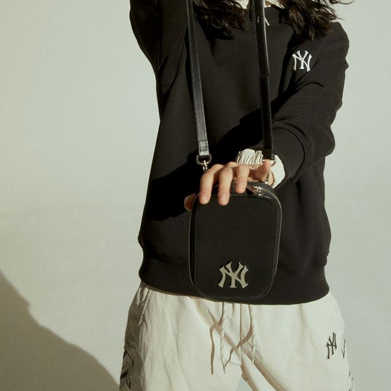 New MLB Leather Cell Phone Pouch, Crossbody Bag, Shoulder Bag Unisex Black 32BGDN111-50L