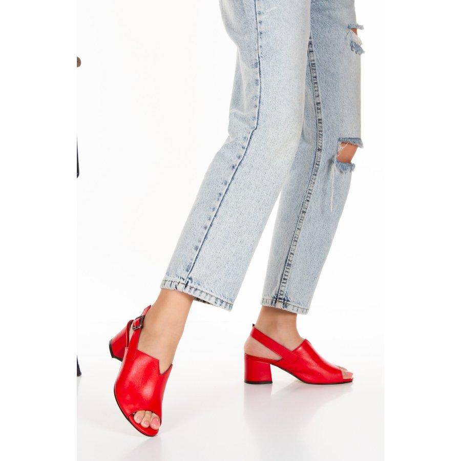 Женские стильные босоножки из натуральной кожи на квадратном каблуке