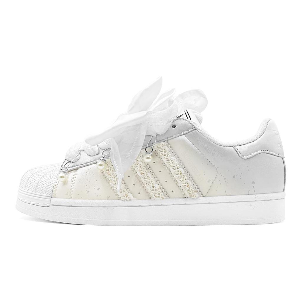 adidas Оригинальные кроссовки для скейтборда SUPERSTAR Женские Низкие Белые JQ4098(TeamS2-S-BOX)