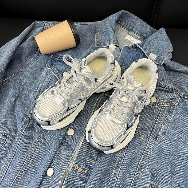 Модная тенденция увеличивает платформу папы обувь женские 2025 новые осень и зима популярные бархатные легкие жареные уличные кроссовки