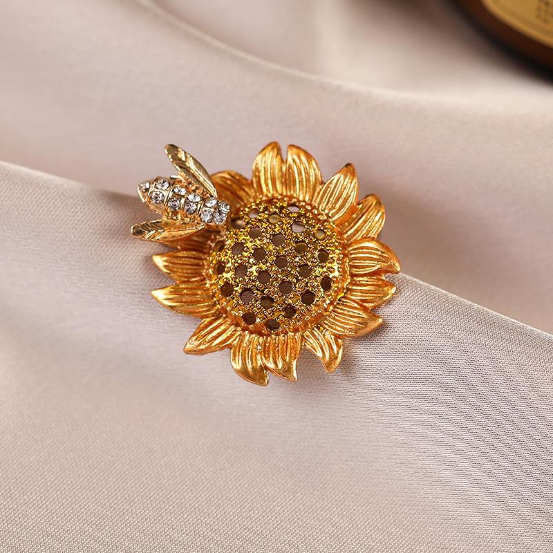 The Fashionable Yellow Sunflower Anti-glare Brooch and Pin Accessory, A Retro Brooch and Pin, Won The Championship In One Go