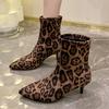 Дизайн модного бренда Леопардовые эластичные сапоги Женские 2025 Зимние Сексуальные с острым носком на высоком каблуке Вечерние сапоги Модные слипоны Клубные ботильоны