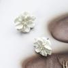 Модные антиаллергенные серьги с белым цветком