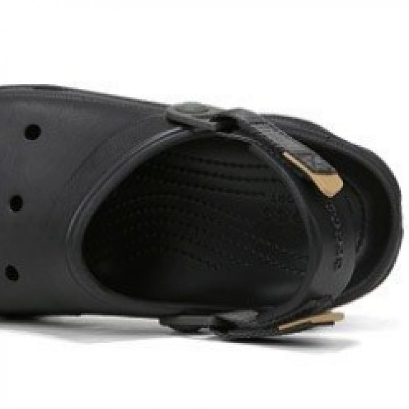 Выберите 1 из 5 классических вездеходных сабо Crocs