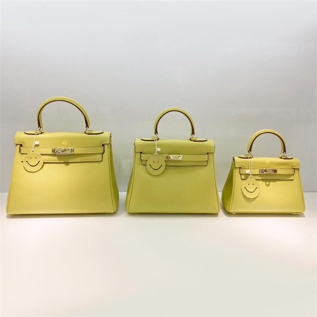 Келли обертывает верхний слой модной сумки-тоут из фактурной коровьей кожи, которую можно носить на плече или через плечо