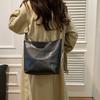 Повседневная контрастная цветная сшивка большой емкости 2024 ретро осень новая простая иностранная текстура сумка через плечо подмышкой