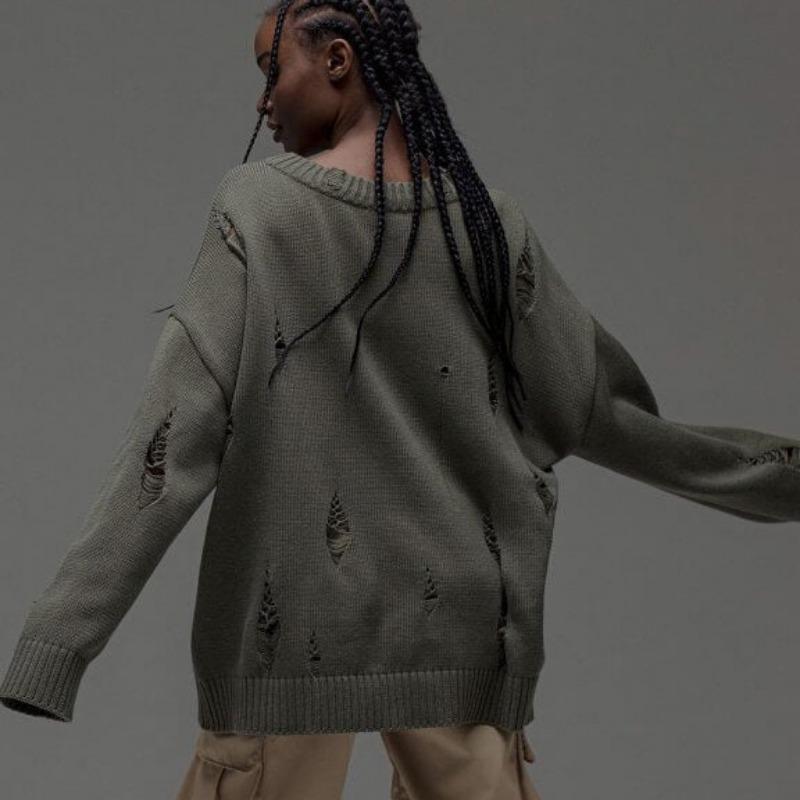 Женский рваный свитер с круглым вырезом