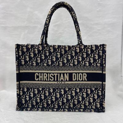 [Б/У] Сумка-тоут Book Tote, средняя, синий холст, вышитый монограмма, ручная сумка - Отличное состояние #1H1AXV3