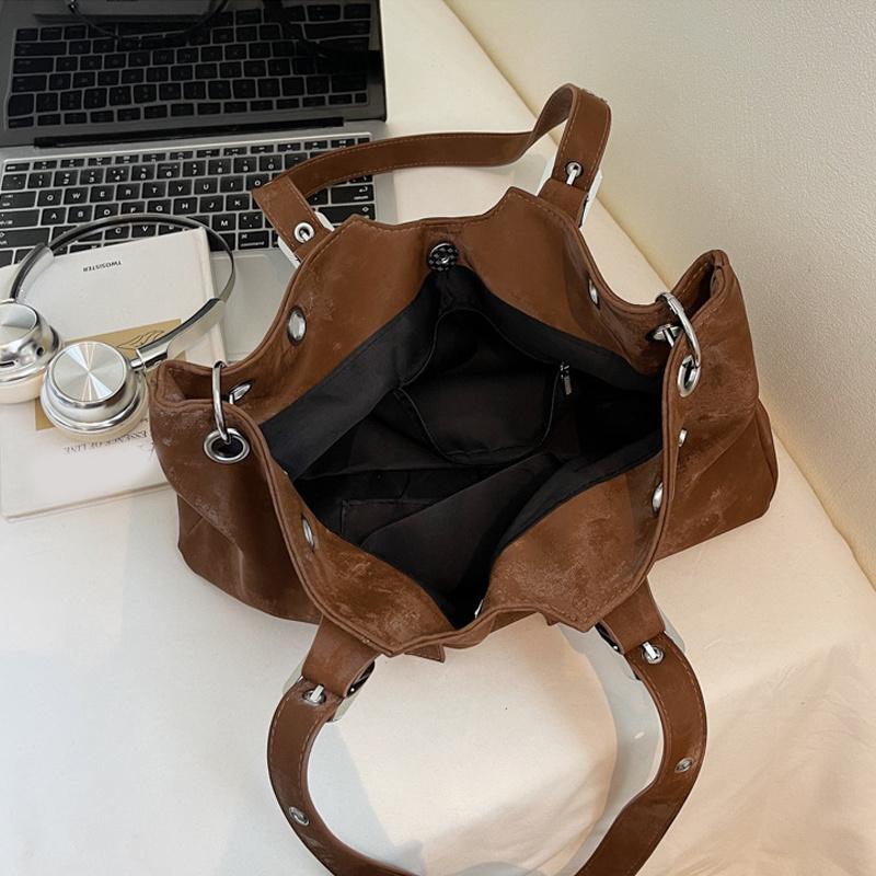 Полая заклепка Пряжка ремня Сумка-тоут через плечо под мышкой Большой вместимости Дизайнерская женская сумка-тоут Модная сумка для поездок на работу Сумка с верхней ручкой CLE