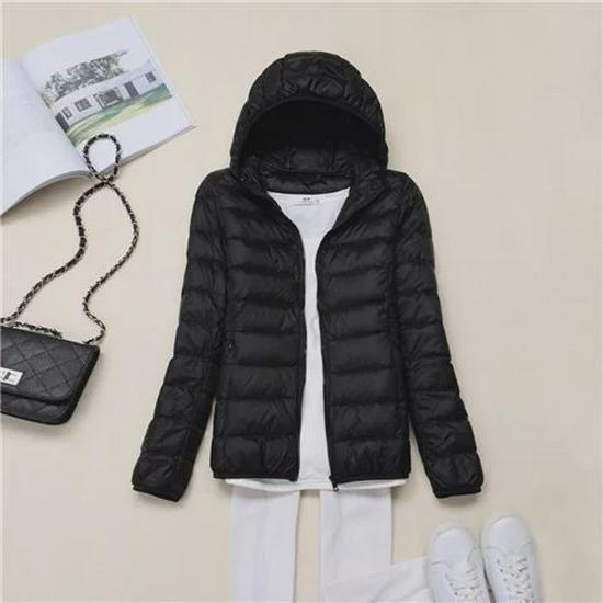 Женская легкая хлопковая куртка-пуховик с капюшоном — облегающий крой, большой размер, короткий стиль на осень и зиму 2022 г.