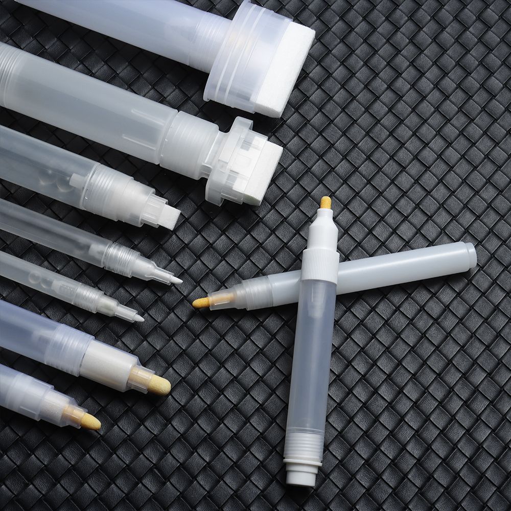 Используйте прозрачные пластиковые граффити-ручки, жидкие меловые маркеры, пустые стержни, ручки для рисования, аксессуары