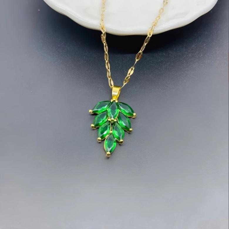 Подвеска-ожерелье Изумрудная бабочка: Роскошная титановая стальная ключичная цепочка для женщин