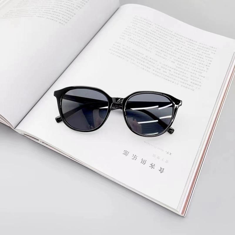 Retro milky white cat-eye sunglasses for women with square or round faces, slimming and stylish, sun protection for seaside vacations, popular online
