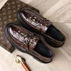 2024 осень новые кожаные мужские туфли с крокодиловым узором и круглой головкой повседневные кожаные туфли мужские шапочки с одной педалью и пуговицами