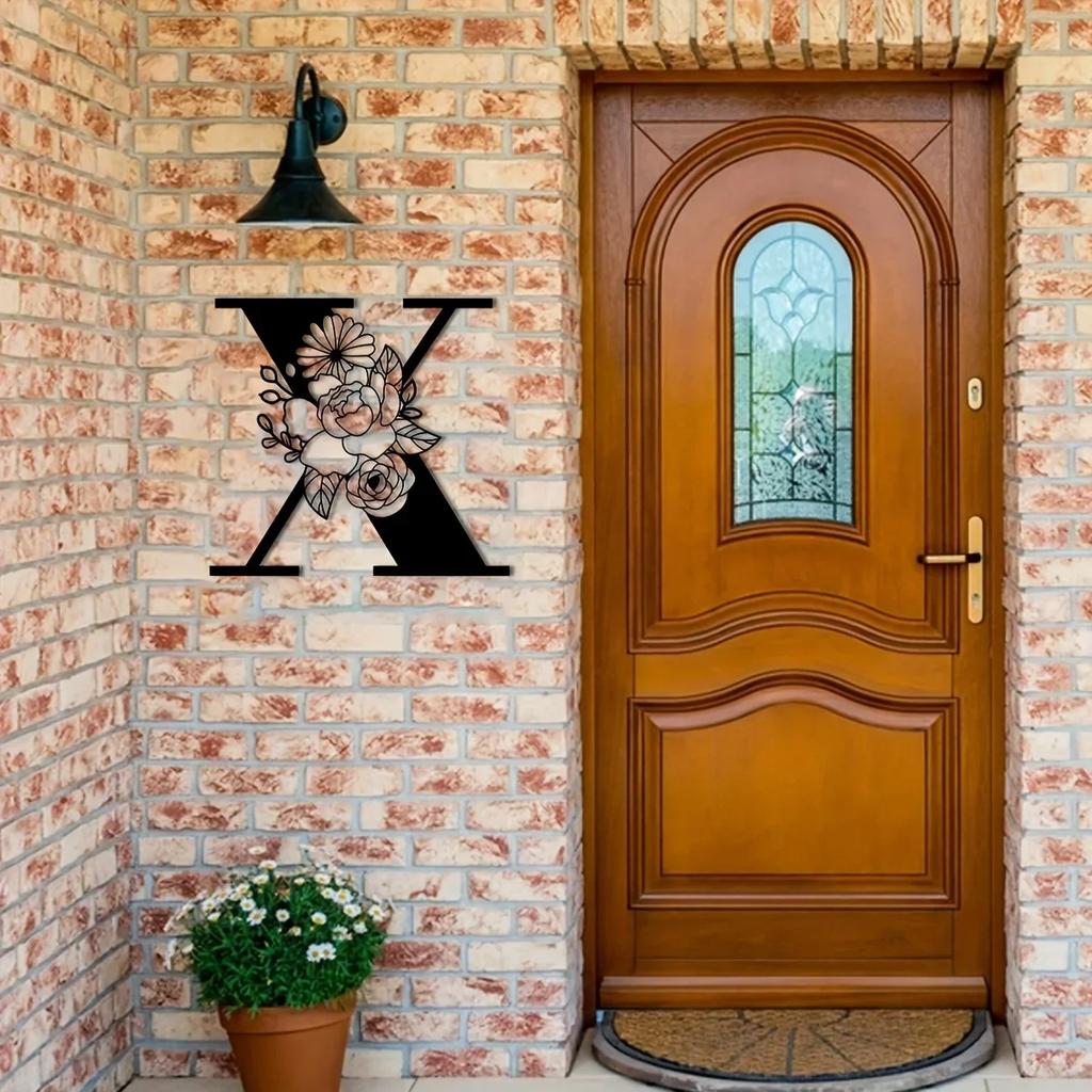 Потрясающая металлическая табличка с цветочными буквами-монограммами! Металлическое настенное искусство. Цветочный декор стен с заглавными буквами алфавита. Буквы для стен своими руками. Знак на заднем плане.