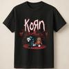 Хоррор Мультфильм Korn с Марионеткой и Клоуном в Лесу Под Прожектором Унисекс Футболка Унисекс Футболка