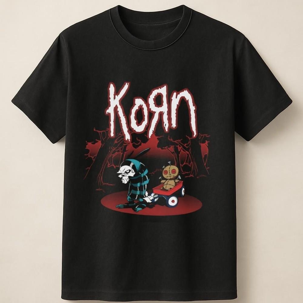 Хоррор Мультфильм Korn с Марионеткой и Клоуном в Лесу Под Прожектором Унисекс Футболка Унисекс Футболка