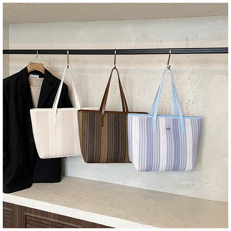 Сумка для поездок на работу большой вместимости женская 2025 новая модная модная высококлассная портативная сумка через плечо полосатая сумка-тоут