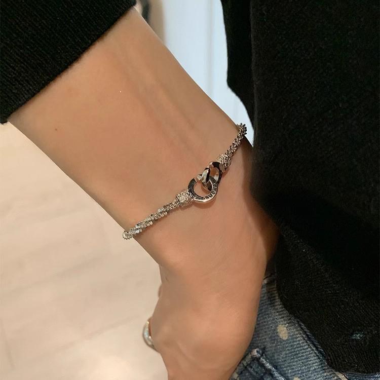 Серебряный браслет с двойным кольцом: Уникальный, легкий, роскошный, модный и изысканный дизайн для женщин.