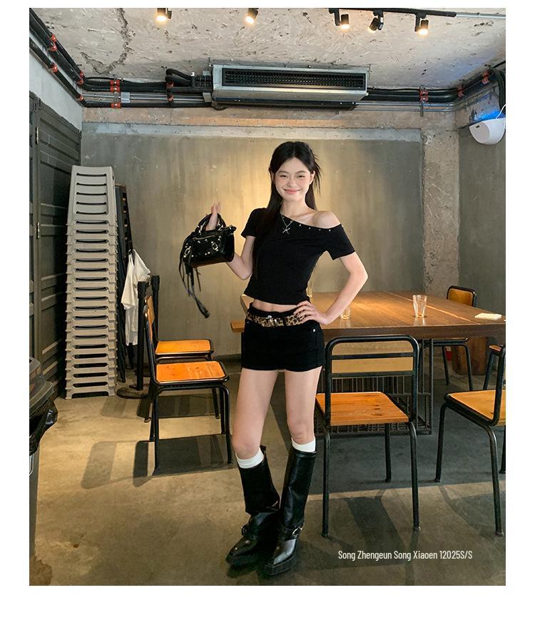 Женская черная асимметричная футболка с открытым плечом и стразами, коллекция лето 2025 - Шикарный и уникальный стиль