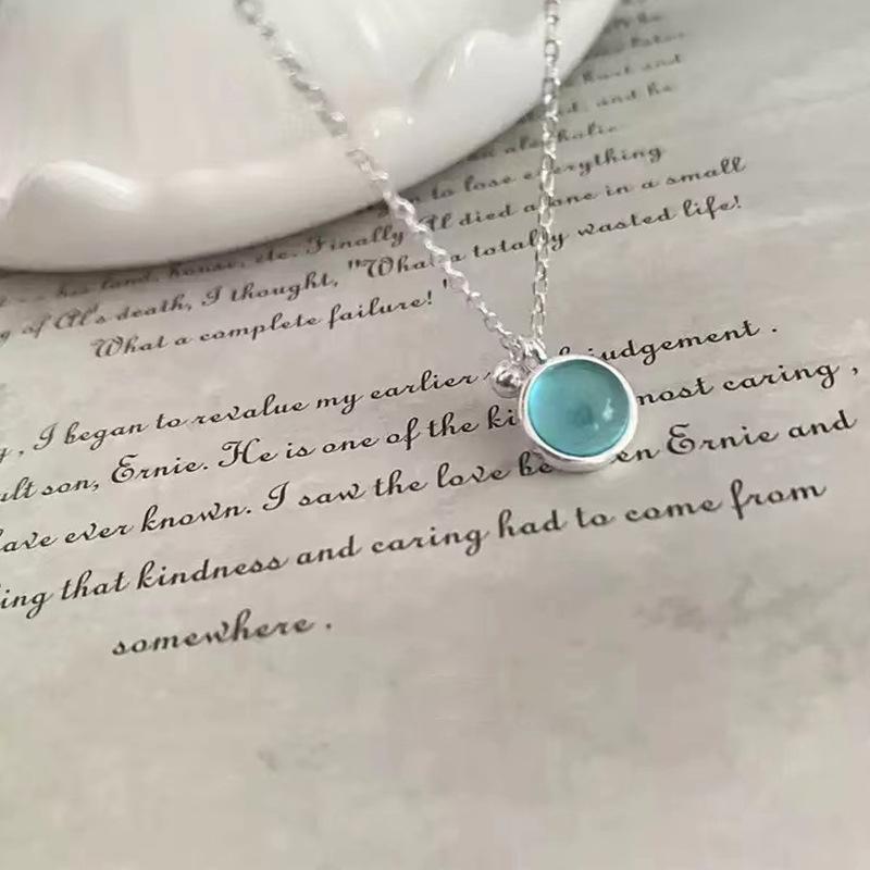 Маленькое свежее светло-морское голубое круглое ожерелье для женщин. Летнее освежающее универсальное украшение на шею.