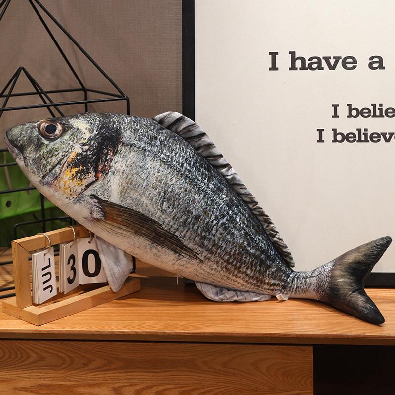 Мягкая подушка в виде рыбки-карася — детская диванная подушка и игрушка в черно-желтом цвете.