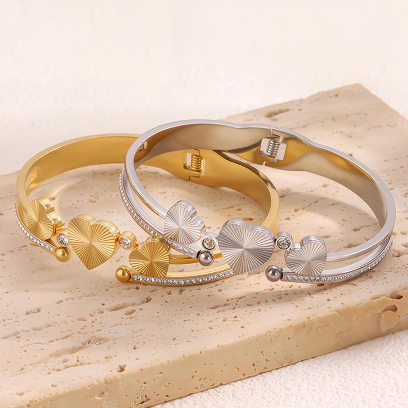 Women's High-end Fashion Love Gold Titanium Steel Peach Heart Couple Bracelet