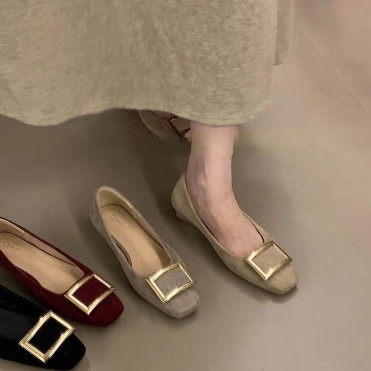 Французские ретро туфли с квадратным носком, на низком каблуке, с мелким вырезом, одинарные, 2025 осень, новые, универсальные, темпераментные, с металлической квадратной пряжкой, туфли для通勤 женщин