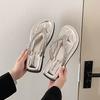 Модные шлепанцы женские летние для улицы новые ins трендовые универсальные сандалии на мягкой подошве на плоской подошве высококлассные тапочки со стразами