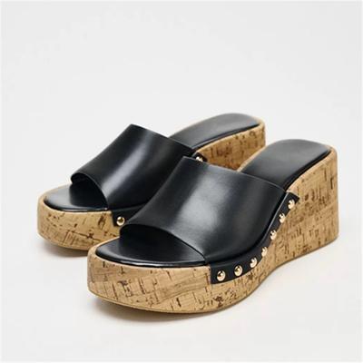 Женские шлепанцы с металлическими заклепками высшего качества, сандалии на платформе, деревянная повседневная обувь, шлепанцы на толстой подошве, женская садовая обувь