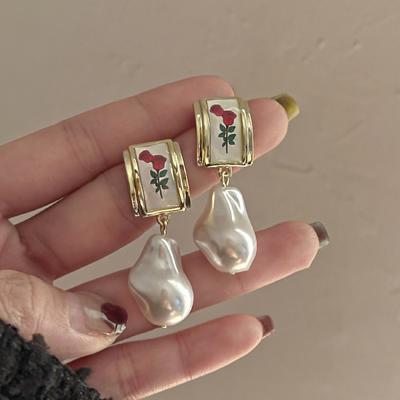 Новые серьги с жемчугом и розой, женские модные серьги с нерегулярным жемчугом, висячие серьги с красным цветком для женщин, подарок