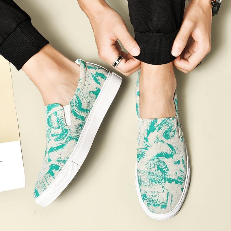2024 Европейская новая мужская обувь из натуральной кожи, повседневная обувь, трендовые принты, плоские туфли для скейтбординга, модные лоферы без застежек 38-46