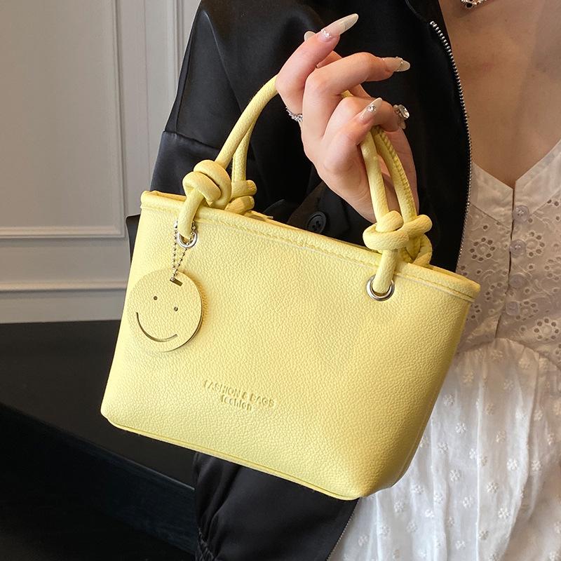 В этом году популярны маленькие сумки для женственного чувства высокого класса, переносные овощные корзины большой вместимости, сумки-ведра и женские модные плечевые м