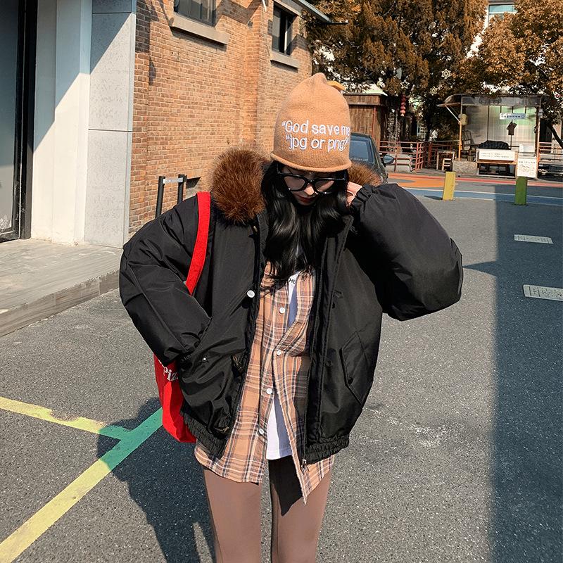 Женская короткая ветрозащитная теплая зимняя куртка с капюшоном и большим меховым лацканом