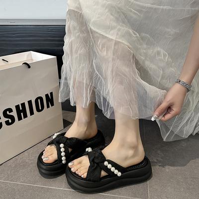 Крутые тапочки женская летняя одежда 2025 новый национальный стиль красивые с юбкой на платформе пляжные сандалии жемчужные одно слово перетащить