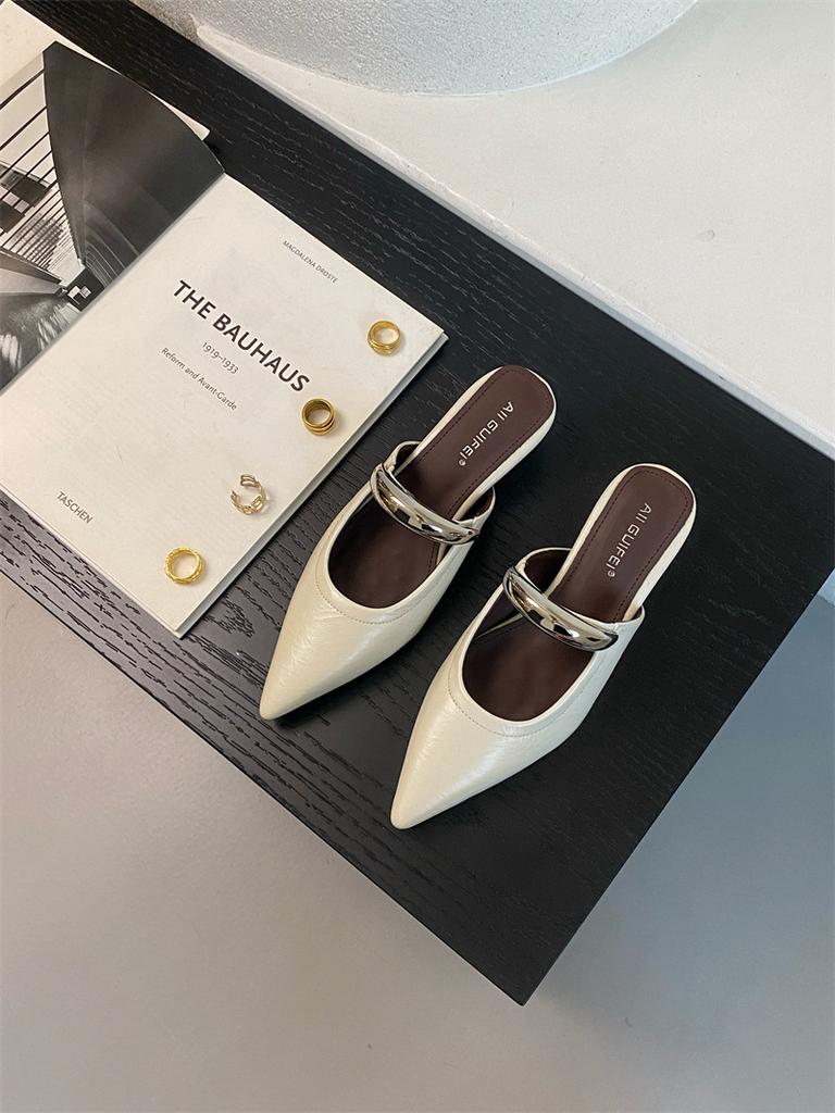 Верхняя одежда 2025 года весна и лето новые ретро классные тапочки женские нишевые высококачественные остроносые тапочки с металлической пряжкой сумка головка танкетка