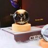 3D Гравированный Хрустальный Шар с Оленем | USB Светодиодный Ночник с Деревянной Подставкой | Креативная Настольная Лампа в виде Хрустального Шара 6 см для Спальни, Дома, (Теплый белый)