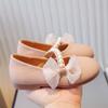 Маленькие кожаные туфли для девочек, новые детские туфли принцессы, мягкая подошва, модный жемчуг, зарубежная танцевальная обувь для девочек