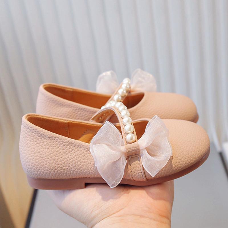 Маленькие кожаные туфли для девочек, новые детские туфли принцессы, мягкая подошва, модный жемчуг, зарубежная танцевальная обувь для девочек